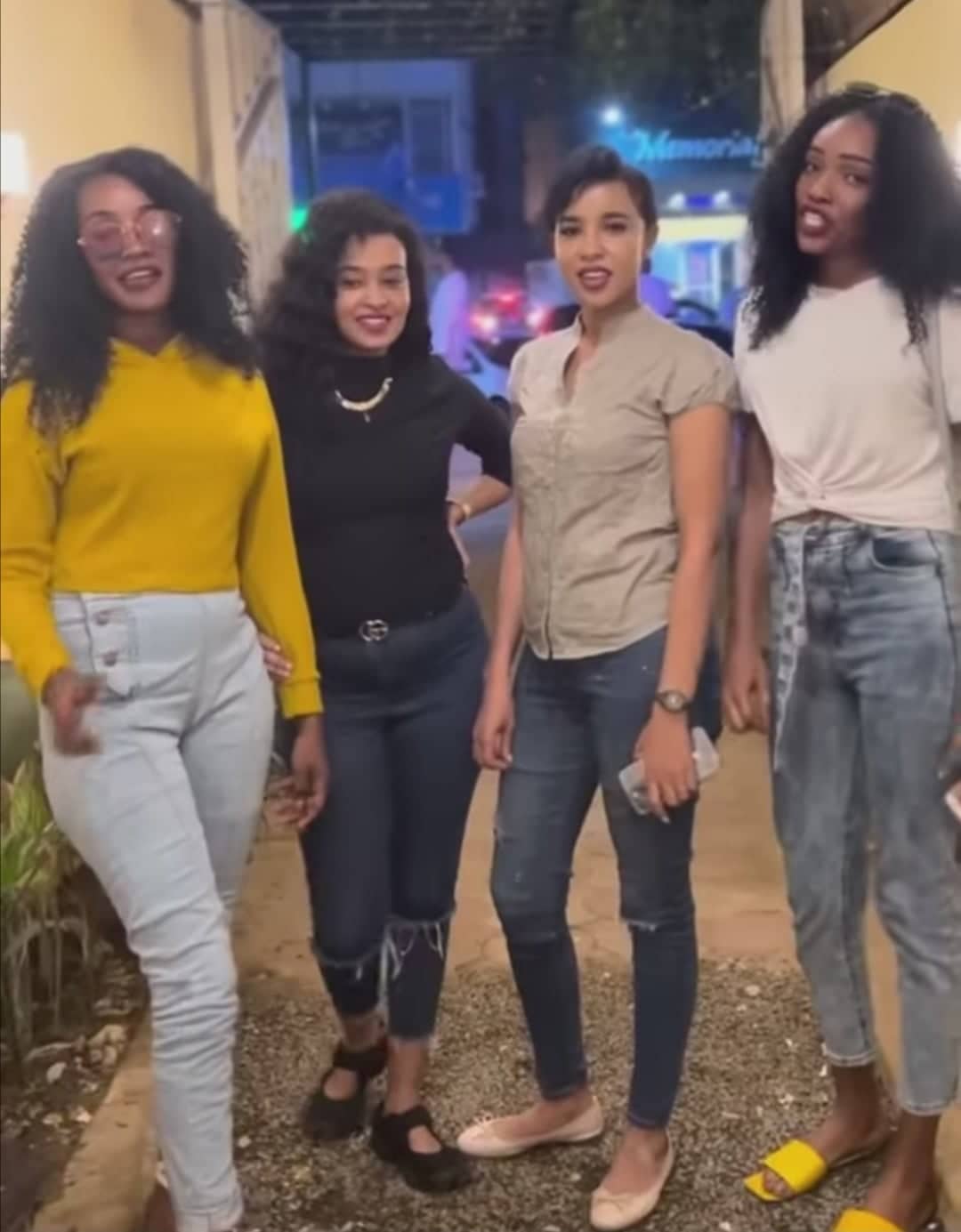 شاهد بالصورة والفيديو.. ظهرن بأزياء مثيرة للجدل.. فتيات سودانيات يطالبن جكسا بإعادة "الفانيلة" لحسن تسريحة 10 312020848 1160704567860613 134369344318994259 n