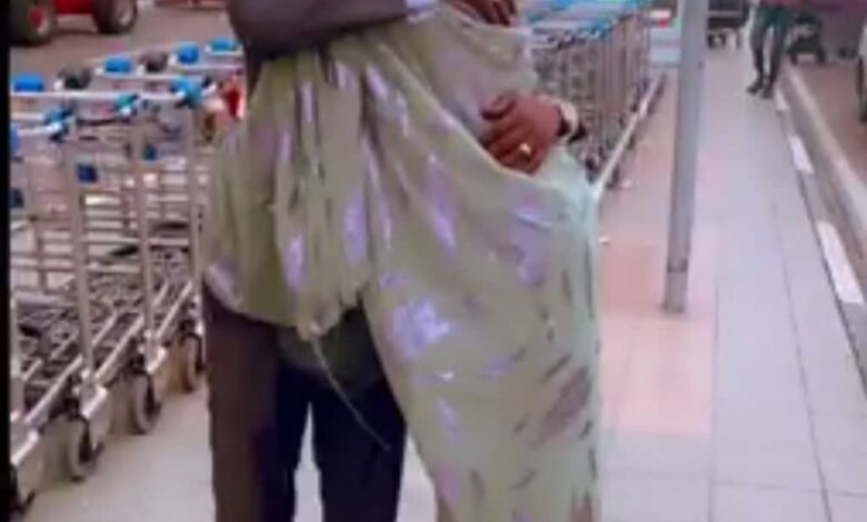 شاهد بالصورة والفيديو.. سوداني وزوجته يتبادلان الأحضان واللحظات الرومانسية داخل أحد المطارات العالمية ومتابعون: (مافي داعي للمغارز الدنيا شتاء) 1 313787053 3399143983695400 5297654206931140771 n