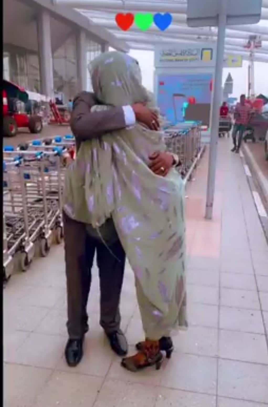 شاهد بالصورة والفيديو.. سوداني وزوجته يتبادلان الأحضان واللحظات الرومانسية داخل أحد المطارات العالمية ومتابعون: (مافي داعي للمغارز الدنيا شتاء) 10 313787053 3399143983695400 5297654206931140771 n