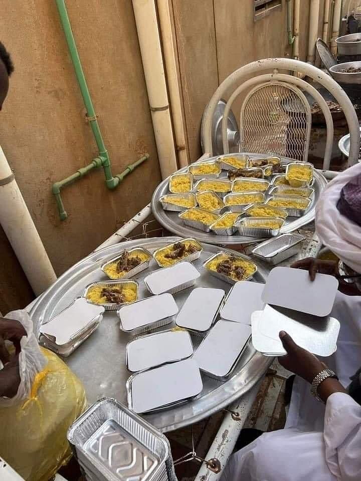 بالصورة.. عريس سوداني يحوّل تكاليف زفافه إلى وجبات طعام للمرضى 10 eremnews 2022 10 e497127e b7d9 4a20 b9b4 5b321b6db17b 05