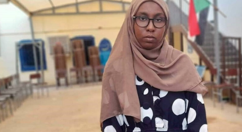 شاهد بالفيديو.. صديقتها اجتهدت وأتبتكرت طريقة لإضحاكها وفشلت..أولى الشهادة السودانية تثير استغراب رواد مواقع التواصل بجديتها الكبيرة وعدم اظهار ابتسامتها في أي لقطة 1 أولى الشهادة