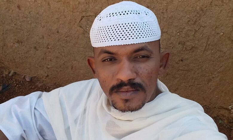 شاهد بالفيديو.. عبر قصيدة قوية.. شاعر سوداني يفتح النار على آية أفرو وحسن تسريحة (لقيتو البلد خالية من مسؤول أمرضتونا مرض شق الكبد بالطول) 1 الفرجوني