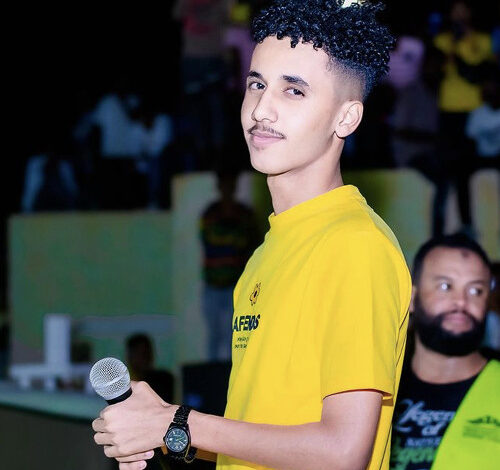 شاهد بالفيديو.. الفنان حمودي ود الجاك يبايع شيخ الأمين داخل مسيده وينضم لطريقته 1 حمودي ود الجاك