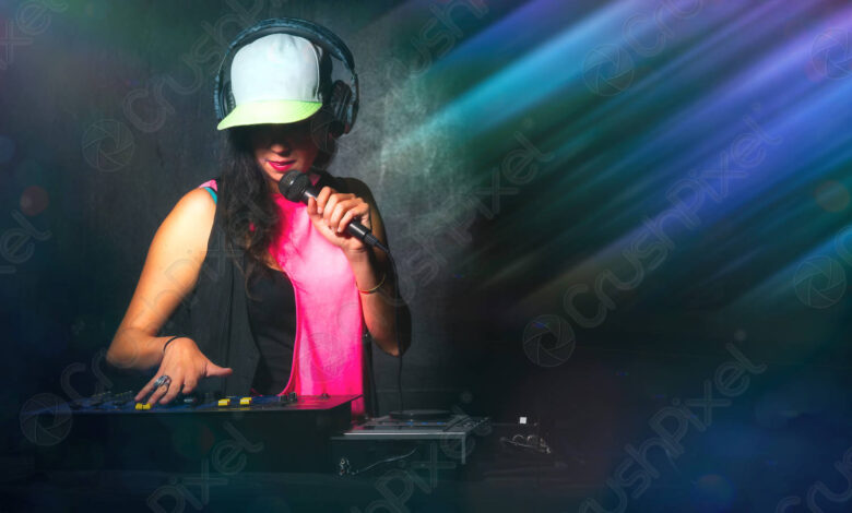 شاهد بالفيديو.. لأول مرة في السودان ظهور "ديجي" من الجنس اللطيف.. حسناء سودانية تشعل حفل بموسيقى صاخبة 1 ديجي