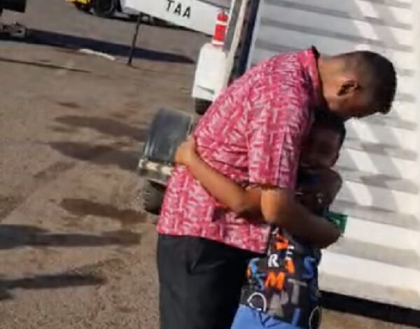 أب سوداني يحقق أمنية نجله 600x470 1