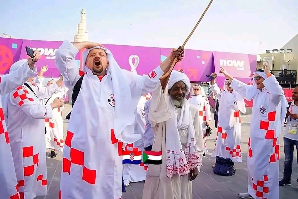 شاهد بالصورة.. بالزي القومي و"العكاز".. حاج سوداني يحتفل ويرقص مع جمهور منتخب كرواتيا بشوارع الدوحة وصورته تتصدر المشهد على مواقع التواصل العربية 11 حاج سوداني مع كرواتيا