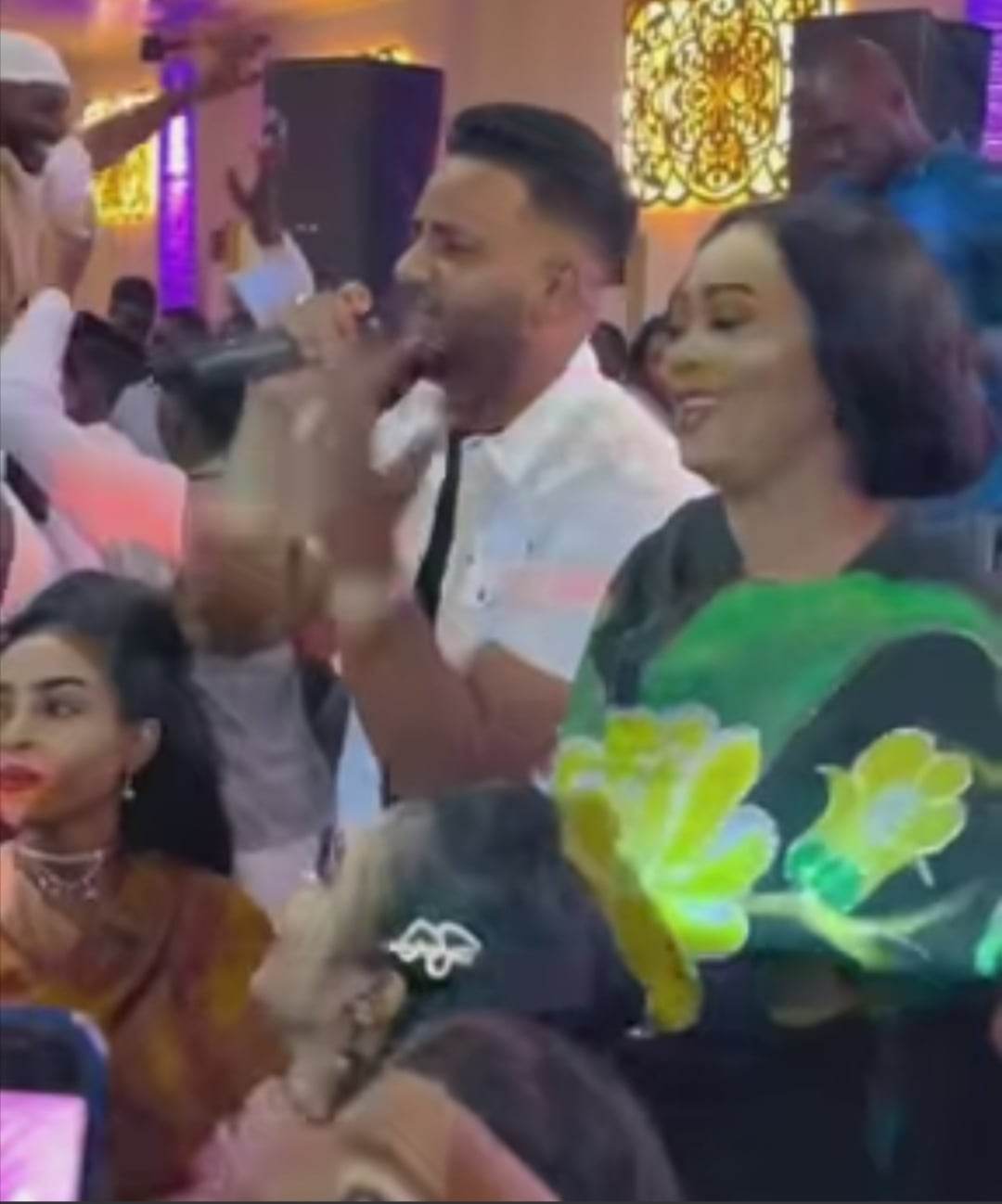 شاهد بالصورة والفيديو.. حسناء سودانية تصعد المسرح لتقدم فاصل من الرقص المثير مع الفنان بشة على أنغام (الأخدر البتحرن) 10 312543792 1057187284977942 4412539666182415407 n