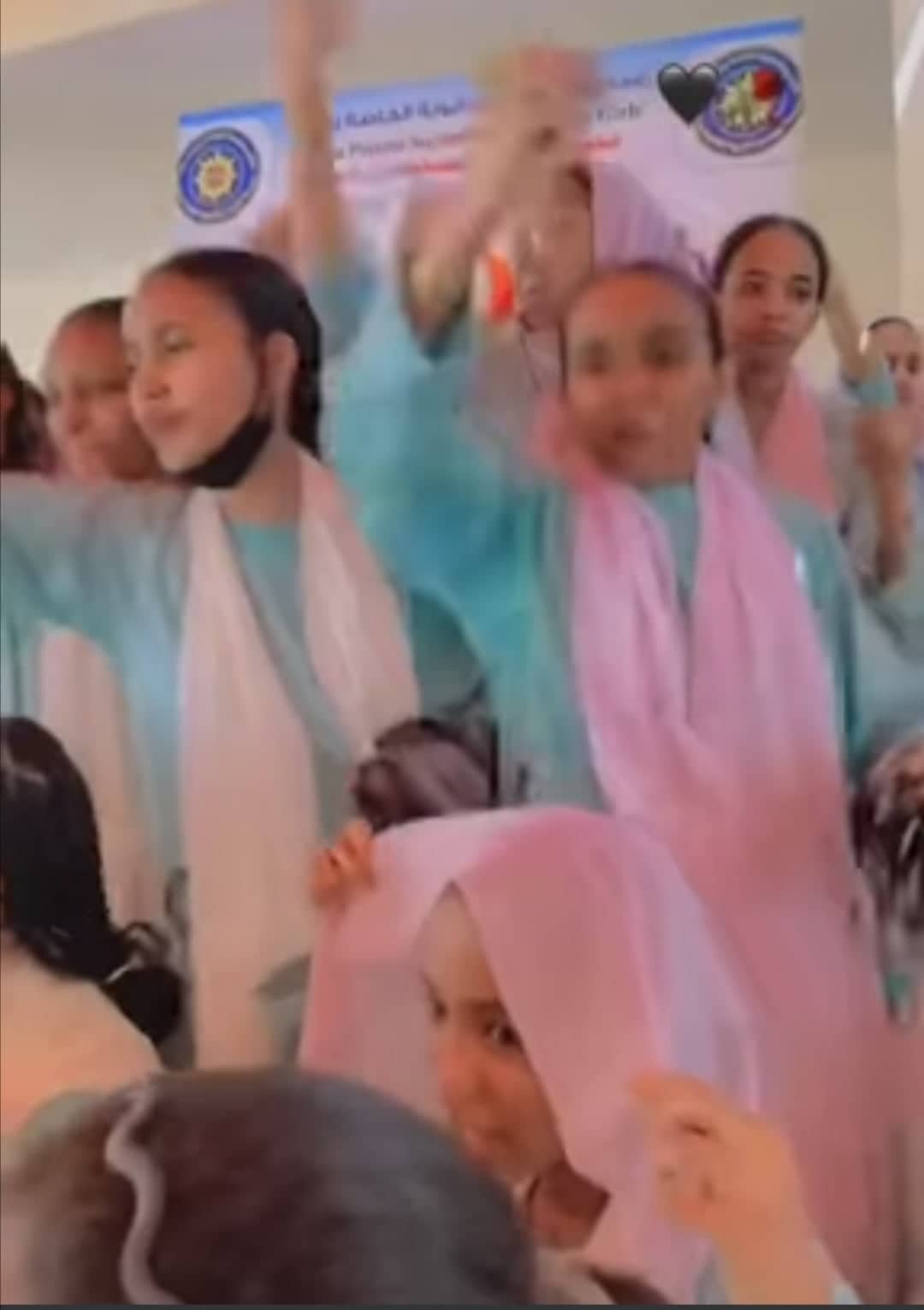 شاهد بالصورة والفيديو.. في السودان.. طالبات بمدرسة ثانوية يغنين ويرقصن على أنغام أغاني "الزنق" الهابطة داخل حرم المدرسة وجمهور مواقع التواصل يطالب الوزارة بالتدخل السريع 10 314459873 622308152924407 6402861819370388037 n