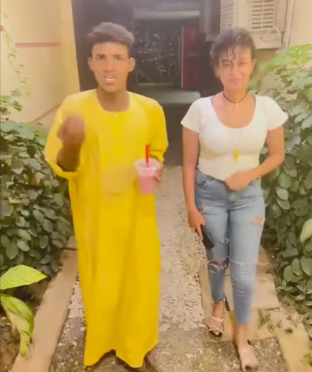 شاهد بالصورة والفيديو.. نجم السوشيال ميديا أدروب يثير ضجة واسعة بظهوره مع حسناء أثيوبية فائقة الجمال داخل "كافيه" بالخرطوم 10 314540904 887702288848497 4987312560761308317 n