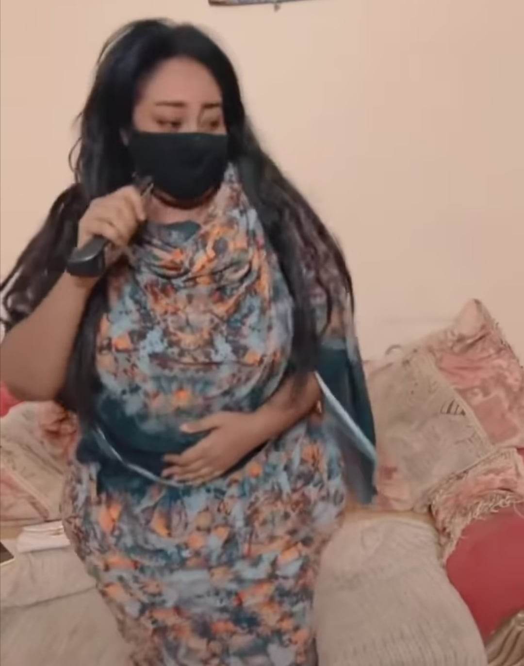 شاهد بالصورة والفيديو.. برقصات مثيرة وبطريقة مضحكة.. فتاة سودانية تقلد شبيهتها الفنانة هدى عربي عندما تشارك في الأوبريت العربي بنشيد العلم 10 314602499 1165108681058076 1930934057396398218 n