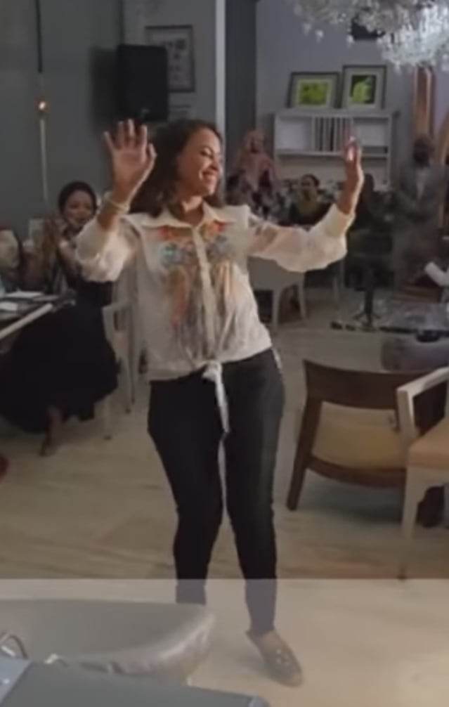 شاهد بالصورة والفيديو.. حسناء صاحبة جمال ساحر تقدم فاصل من الرقص المثير على طريقة ممثلات الإغراء مع الفنان السوداني حسن محجوب وجمهور مواقع التواصل: (ربنا يحفظك ويهديك) 10 314924367 1248601645995742 502637383397246131 n