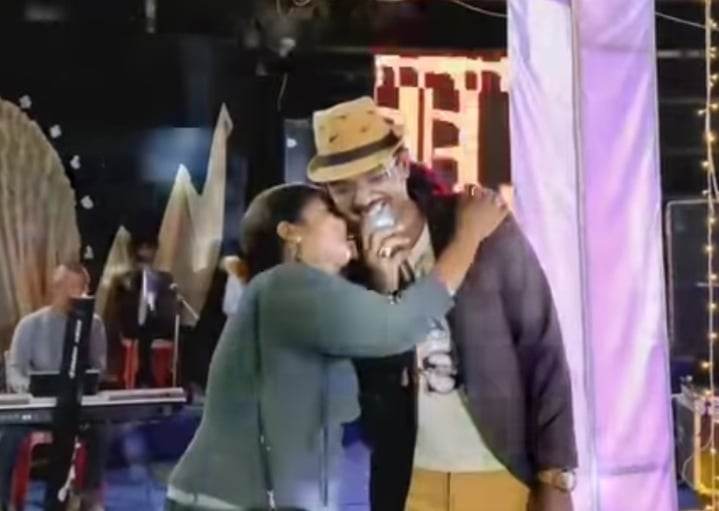 شاهد بالصورة والفيديو.. فتاة سودانية تثير جدلاً غير مسبوق.. تصعد المسرح لتسلم على الفنان بالأحضان وتمنحه قبلة ساخنة وجمهور مواقع التواصل (الشغلانة انبشقت) 10 315089156 1252536872271473 7375100701655003250 n