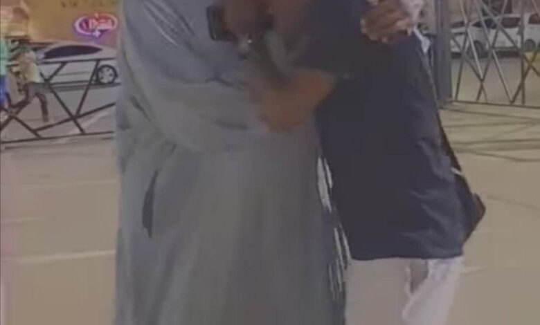 شاهد الفيديو الحائز على أعلى نسبة تفاعلات.. شاب سوداني في طريقه للاغتراب يعانق والده ويبكي في حضنه بحرقة داخل مطار الخرطوم ومتابعون: (الغربة ان شاء الله تعقري) 1 315334339 1277955069726094 4335710589070450600 n
