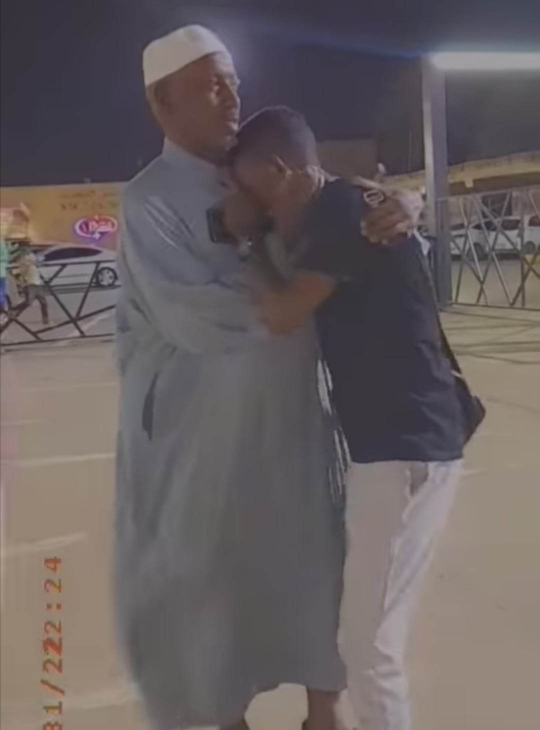 شاهد الفيديو الحائز على أعلى نسبة تفاعلات.. شاب سوداني في طريقه للاغتراب يعانق والده ويبكي في حضنه بحرقة داخل مطار الخرطوم ومتابعون: (الغربة ان شاء الله تعقري) 10 315334339 1277955069726094 4335710589070450600 n