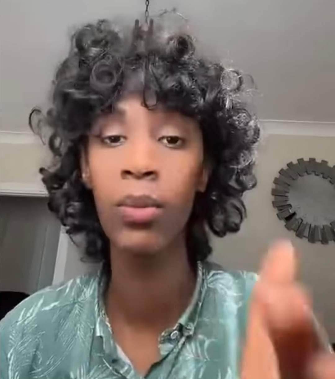 شاهد بالفيديو.. الناشط الشهير منذر محمد يشن هجوماً قاسياً على الراقصة آية أفرو بسبب (بوش) السعودية 10 315434483 3409753622627871 1304888442128400290 n