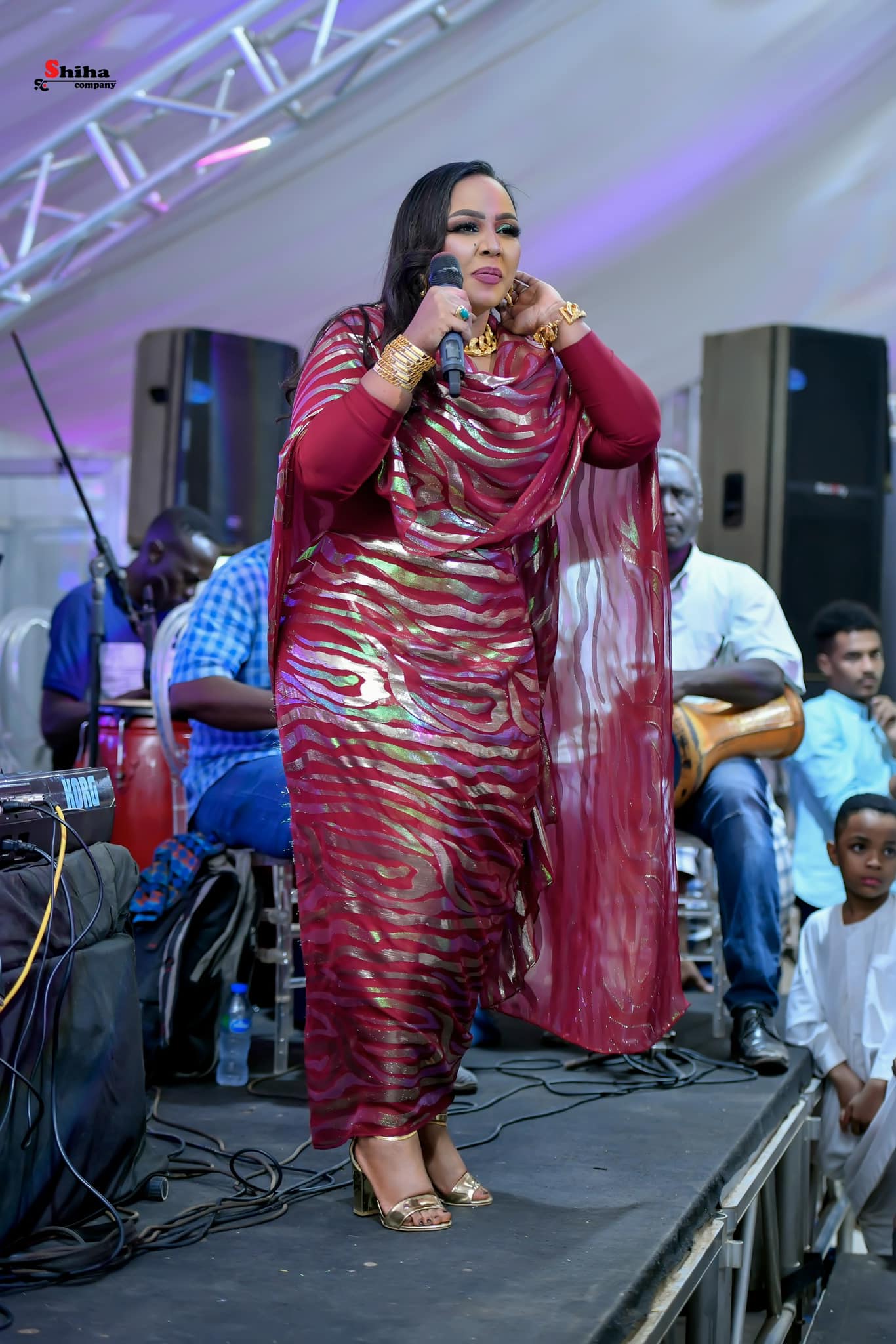 شاهد بالصور.. الفنانة هدى عربي تسحر الأسافير بثوب أنيق وأطلالة مبهرة وتعلق: (حب الناس يحبوك) 7 316418760 1767141950334269 3773119292041197646 n