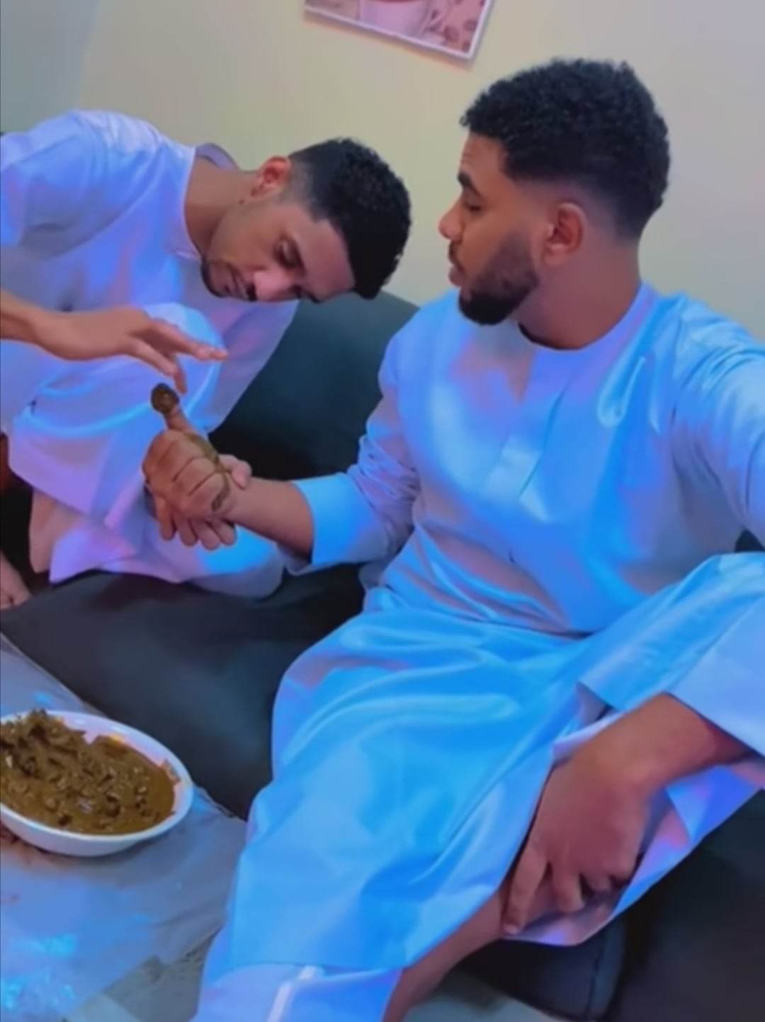 شاهد بالصورة والفيديو.. مغترب سوداني يضع (الحناء) لصديقه الذي يغادر إلى السودان عريساً وجمهور مواقع التواصل شيد بروحهم الجميلة 10 316475095 2922752908032475 2106940101166059374 n