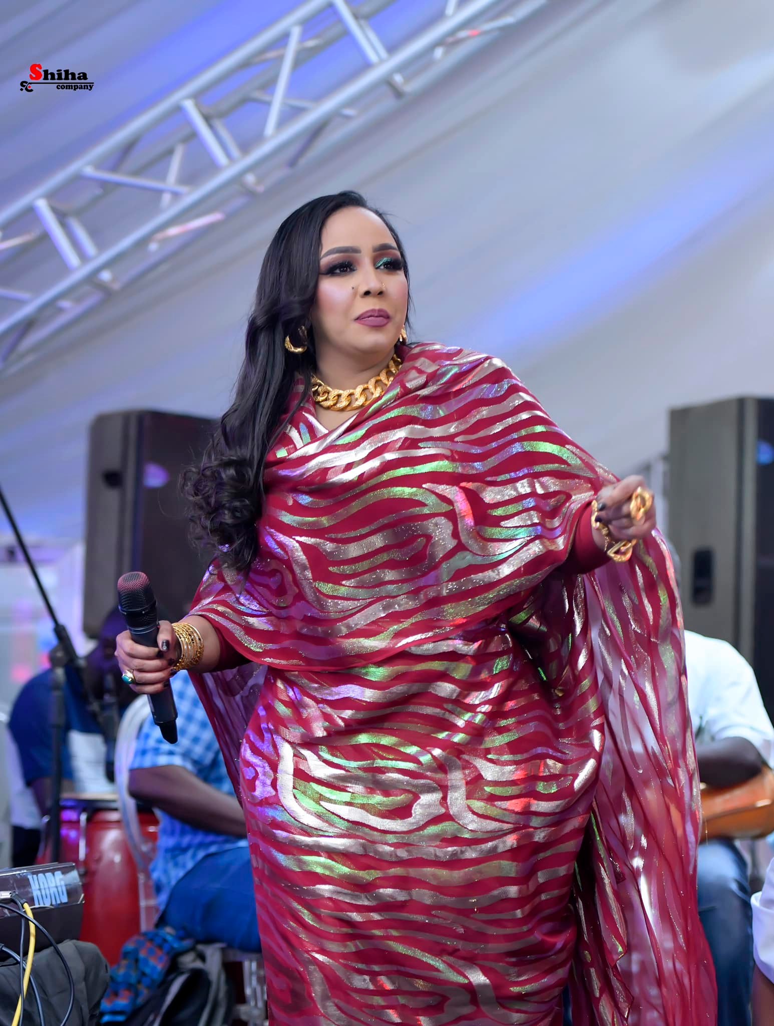 شاهد بالصور.. الفنانة هدى عربي تسحر الأسافير بثوب أنيق وأطلالة مبهرة وتعلق: (حب الناس يحبوك) 3 316544839 1767141883667609 3272216777519264937 n