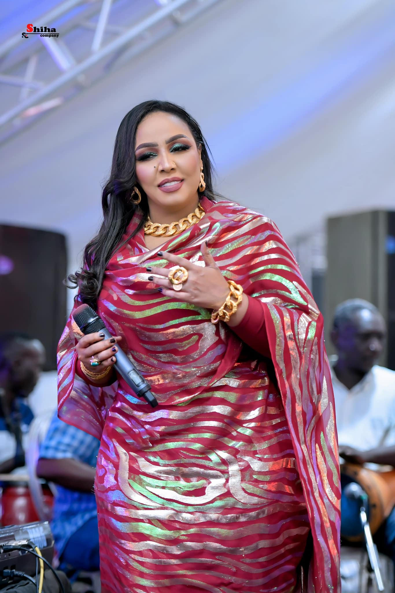 شاهد بالصور.. الفنانة هدى عربي تسحر الأسافير بثوب أنيق وأطلالة مبهرة وتعلق: (حب الناس يحبوك) 16 316550261 1767141930334271 8282688523833872595 n