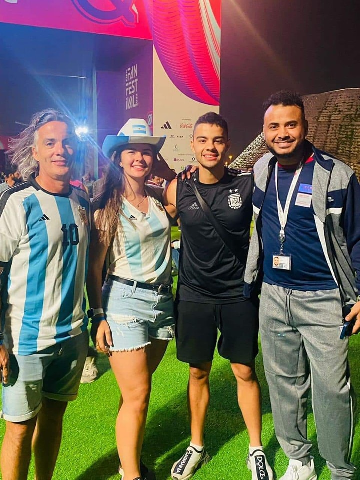 شاهد بالصور.. إعلامي سوداني يصطاد حسناوات البرازيل والأرجنتين وإحداهن تلتصق به وتضع يدها عليه 4 316664571 109843571952276 934642268512708365 n