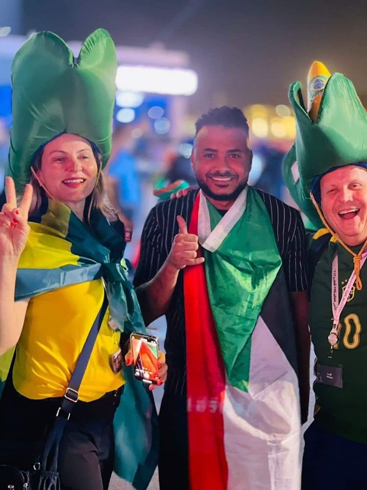 شاهد بالصور.. إعلامي سوداني يصطاد حسناوات البرازيل والأرجنتين وإحداهن تلتصق به وتضع يدها عليه 2 316669026 109843461952287 1734422978577582298 n