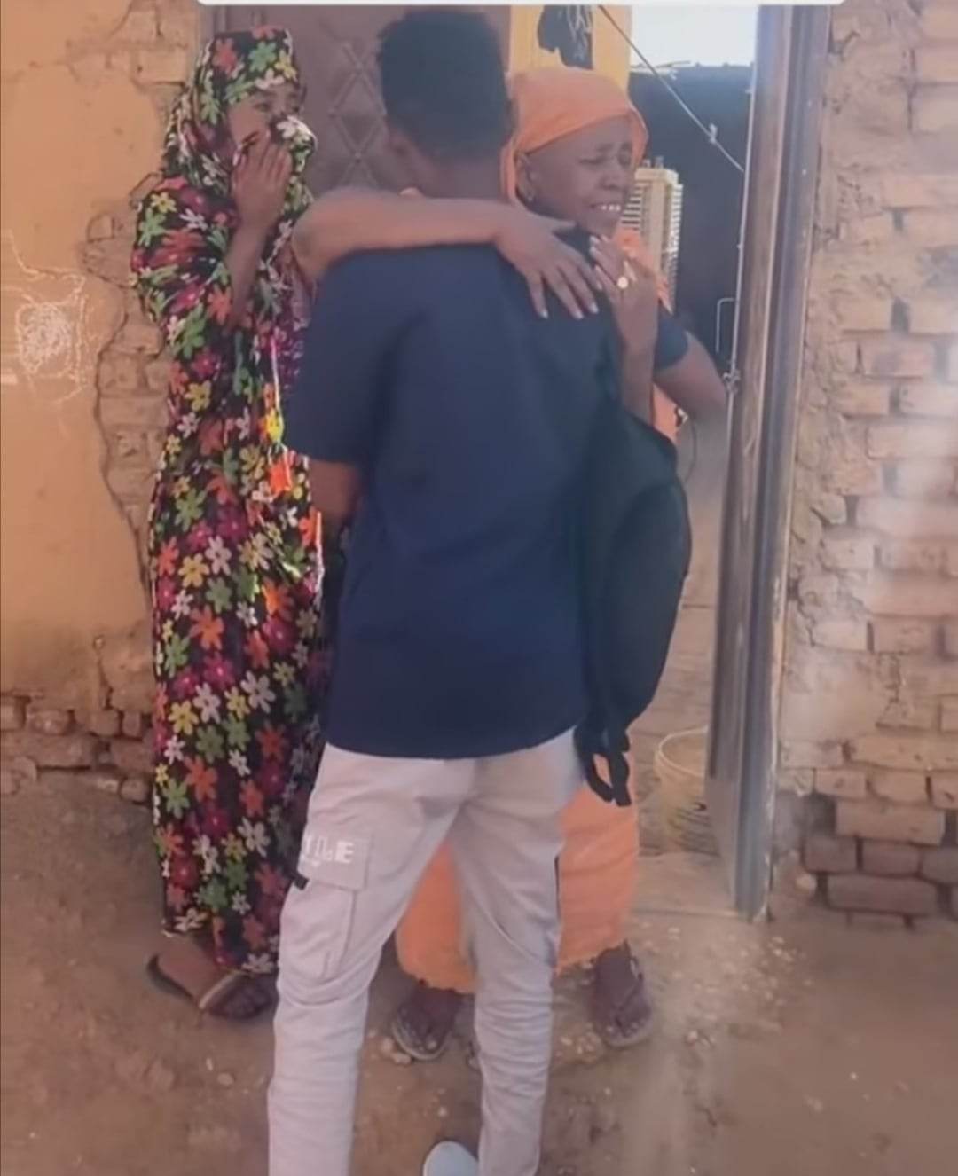 شاهد.. الفيديو الأكثر مشاهدة ومتابعة.. شاب سوداني يعد مفاجأة لأهله بعودة غير معلنة من الاغتراب..والدته تعانقه ووالده يدخل في نوبة بكاء 10 316703216 812583046494741 7620130350869380739 n