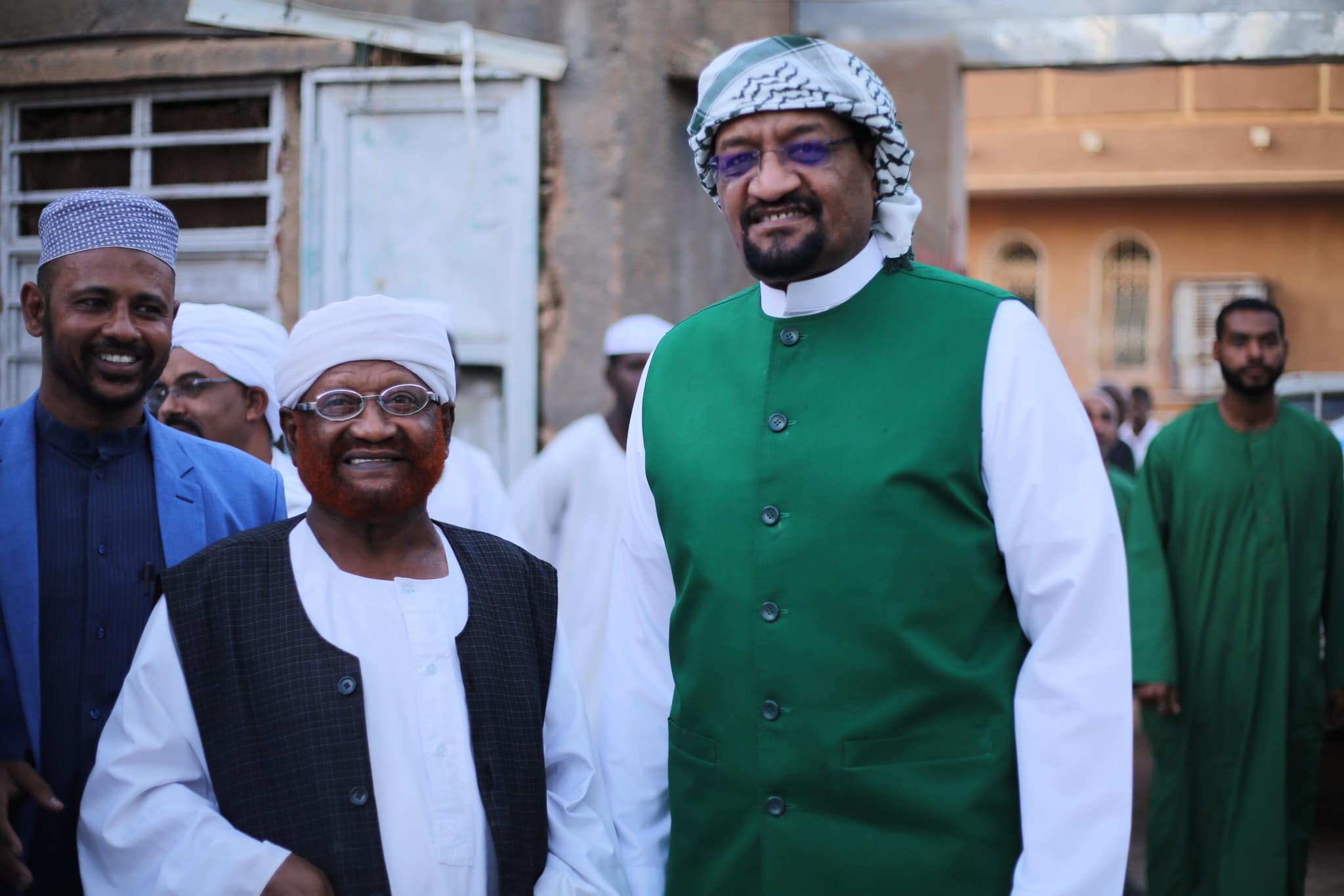 شاهد بالصور.. زاره ومعه معونات غذائية.. في مفاجأة غير متوقعة شيخ الأمين الصوفي يسجل زيارة لشيخ أنصار السنة محمد مصطفى والأخير يستقبله بالأحضان 15 316819464 156707500425877 5361704690237397129 n