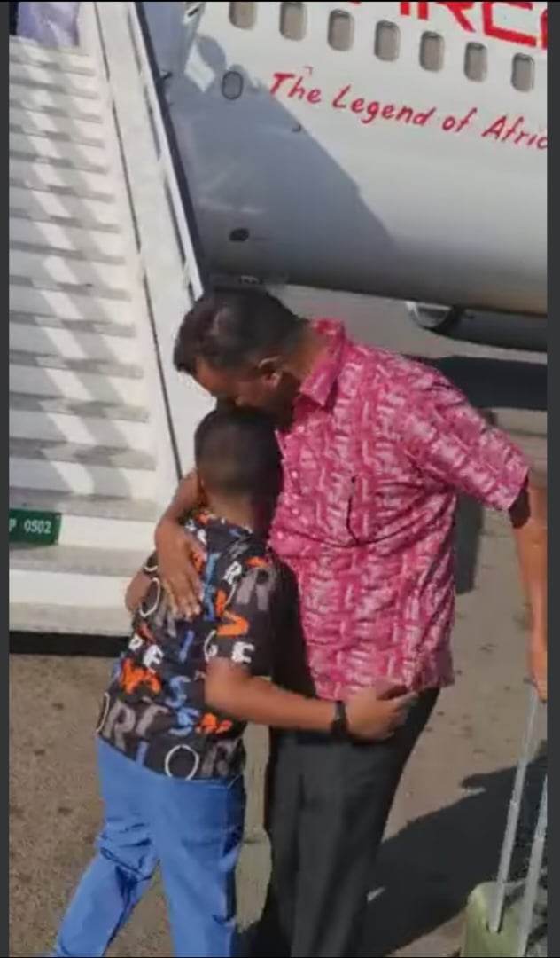 شاهد بالصورة والفيديو.. أب سوداني يخبر إبنه الصغير بأنهم مسافرون لمدينة الأبيض وفي سلم الطائرة يصارحه بالنبأ السعيد (ذاهبون لقطر لمشاهدة المونديال ورونالدو) والإبن يدخل في حالة فرح هستيري 10 317138319 1149240479065575 6691921593449800719 n