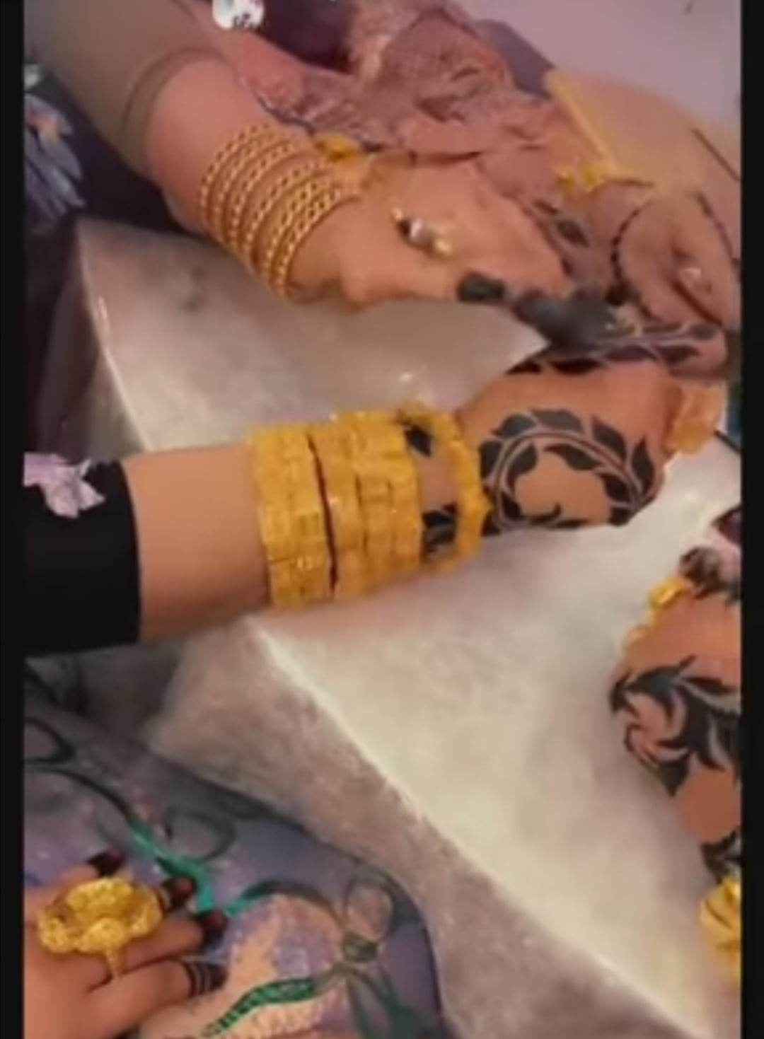 شاهد بالصورة والفيديو.. نساء سودانيات يستعرضن (غوائشهن) الذهبية التي قدرت بمليارات الجنيهات ويثرن ضجة واسعة على مواقع التواصل 10 317199731 460435522690714 2330325615627926894 n