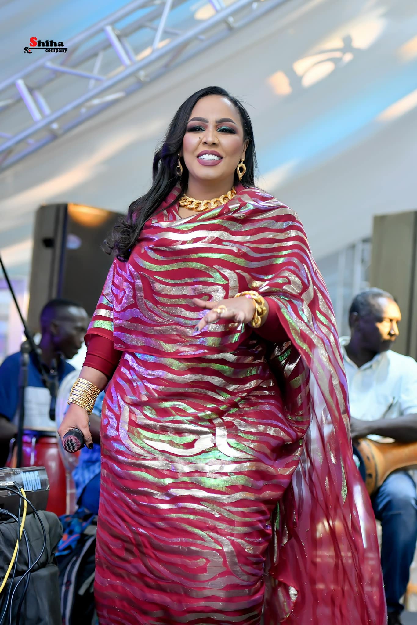 شاهد بالصور.. الفنانة هدى عربي تسحر الأسافير بثوب أنيق وأطلالة مبهرة وتعلق: (حب الناس يحبوك) 2 317573908 1767141743667623 205974816948116936 n