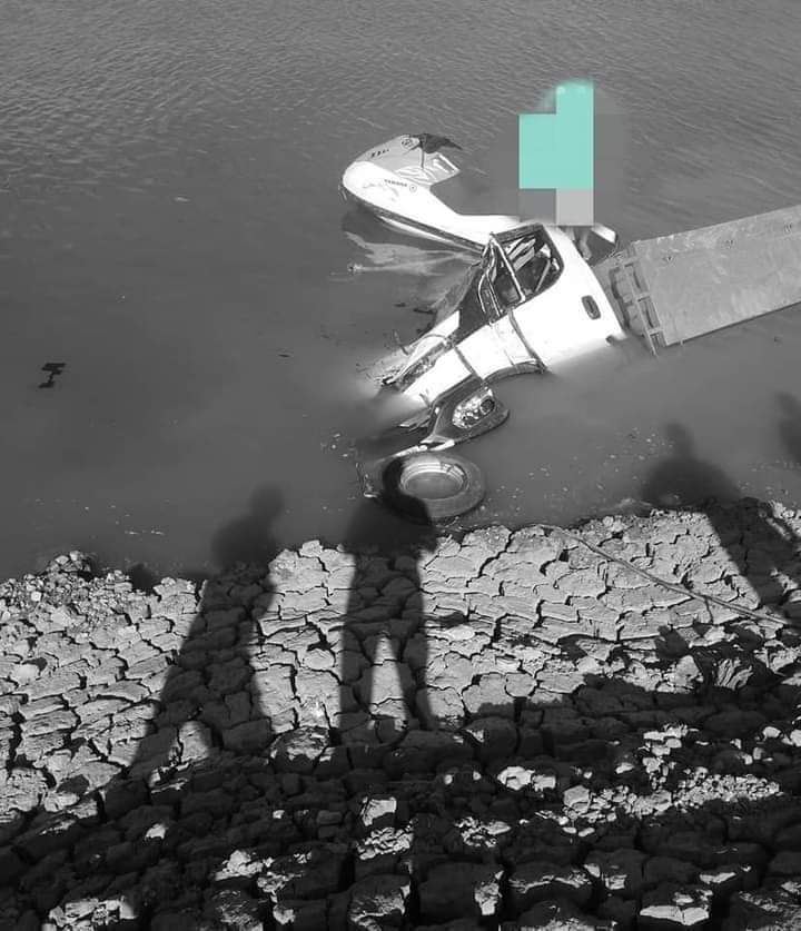 شاهد بالفيديو.. لحظات تحبس الأنفاس.. إحدى القرى السودانية تشهد غرق عربة نقل كبيرة "قلاب" في النيل وصاحبها ينجو من الموت بأعجوبة بعد أن قفز في آخر لحظة 10 IMG 20220919 WA0041