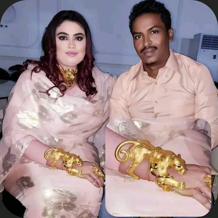 شاهد بالصورة.. مطربة سودانية شهيرة ترتدي (غويشة) ذهب تجاوز سعرها ثلاثة مليار جنيه والجمهور يعلق: (عادي قروش نقطة واحدة بتجيب الدهب) 2 توتة عذاب غويشة