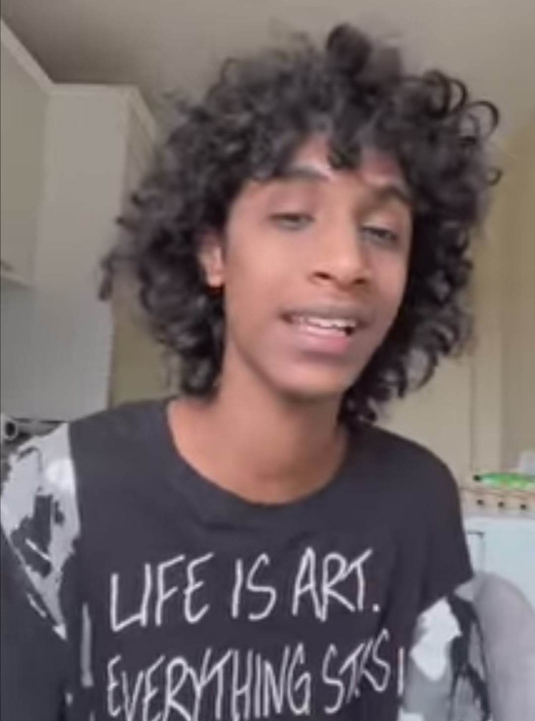 شاهد.. نجم السوشيال ميديا السوداني منذر محمد يتغزل في ورقة فئة "100" دولار حصل عليها مؤخراً بأشعار وعبارات "الحبوبات" ويثير ضحكات المتابعين 10 الناشط منذر