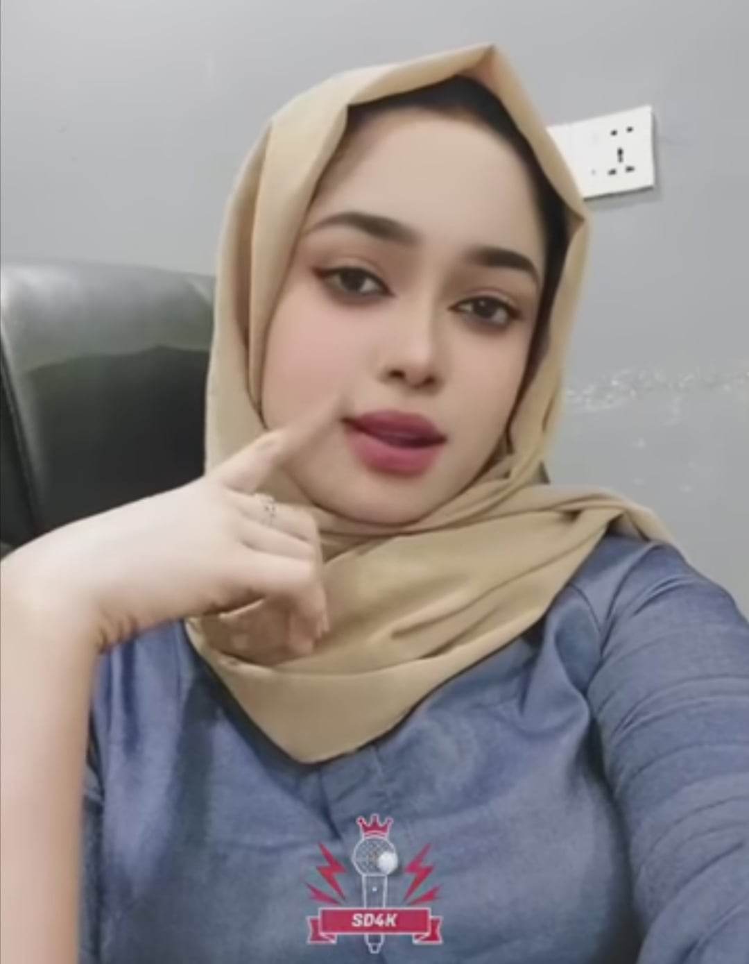 شاهد بالصورة والفيديو.. حسناء سودانية فائقة الجمال تغني للزمام الذي ترتديه.. تبهر المتابعين وتشعل مواقع التواصل بالنقاشات حول جنسيتها ومتابعون: (شكلها حورية نازلة من السماء) 10 315522119 1529235737576856 238684520471741780 n