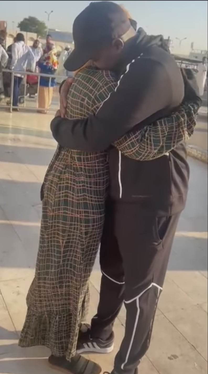 شاهد بالصورة والفيديو.. سودانية تعانق زوجها وتحضنه برومانسية كبيرة داخل مطار الخرطوم وجمهور مواقع التواصل: (حرام عليكم أرحموا حالنا) 10 318617965 824696938761133 1962120029166206875 n
