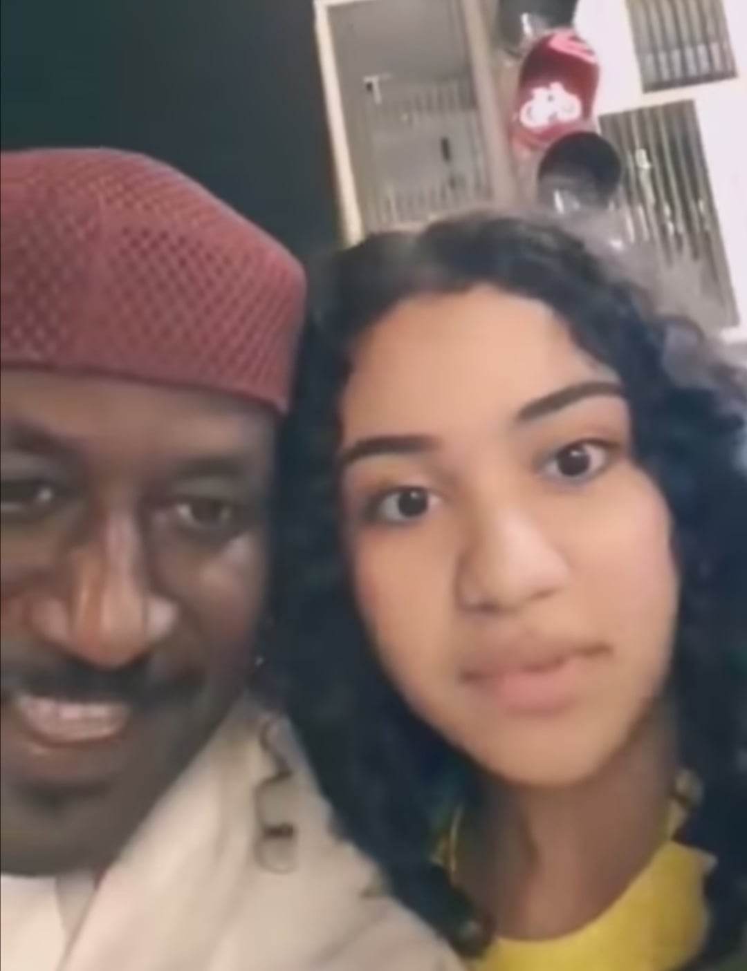 شاهد بالصورة والفيديو.. مواطن سوداني يحتضن اثنين من حسناوات البرازيل ويطالبهن بترديد اسم السودان..وجمهور مواقع التواصل: (كنت كج على البرازيل) 10 318940713 458890382877147 4571212160044926778 n