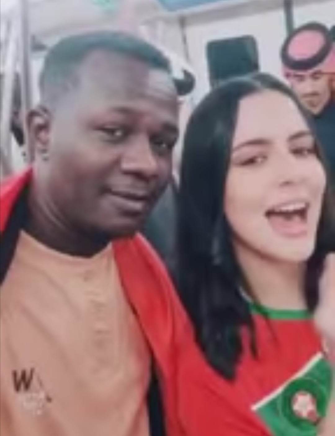 شاهد بالصورة والفيديو.. من كواليس المونديال.. شاب سوداني يتوسط حسناوات المغرب ويطالبهن بالهتاف باسم السودان وإحداهن تلبي طلبه 10 319960330 824796218604198 2699161094832170275 n