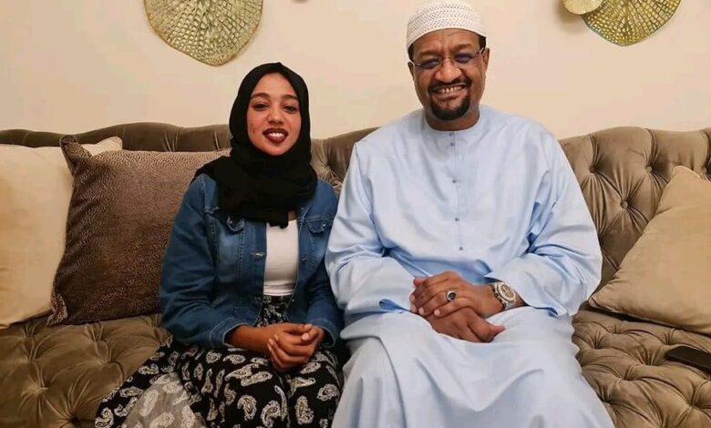 شاهد بالصورة.. صائدة البمبان الشهيرة تصطاد شيخ الأمين بمقر إقامته بالدوحة وتغرد: (أبوي الشيخ جيب الفرح) 1 320584358 872562120535216 7819741846196513658 n