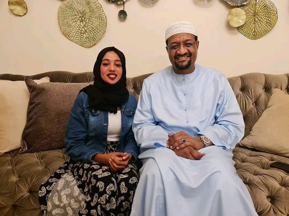 شاهد بالصورة.. صائدة البمبان الشهيرة تصطاد شيخ الأمين بمقر إقامته بالدوحة وتغرد: (أبوي الشيخ جيب الفرح) 2 320584358 872562120535216 7819741846196513658 n