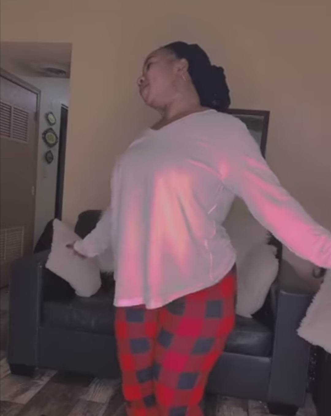 شاهد بالصورة والفيديو.. بملابس مثيرة للغاية فتاة سودانية تقدم وصلة راقصة فاضحة استعرضت من خلالها مناطق حساسة في جسمها على أنغام (دايرة لي أسد كارب يفنشني) 10 323171915 832643221160561 8357447440235601809 n