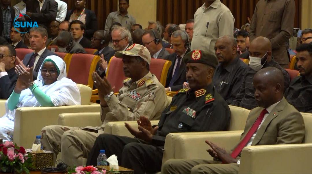 رئيس مجلس السيادة رفض الوساطة .. تقارير تشرح تفاصيل الخلاف بين البرهان وحميدتي 10 البرهان حميدتي