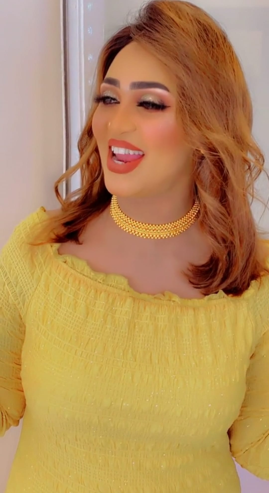 شاهد بالفيديو.. طفل يدهش الجميع خلال حفل أحيته الفنانة عشة الجبل.. الجبلية تتفاعل معه بشكل هستيري وتمسكه من "كتفه" إعجاباً بصوته 10 عشة الجبل جينيفر