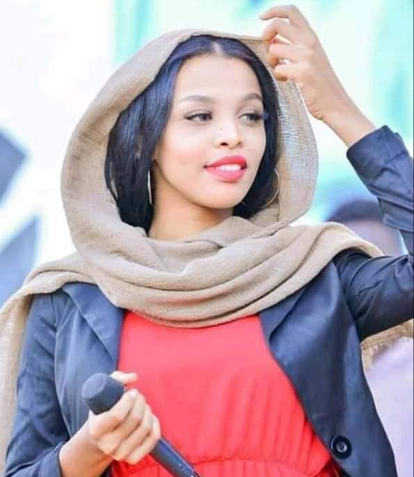 شاهد بالفيديو.. الفنانة رؤى محمد نعيم تقدم رقصات مسرحية مثيرة والجمهور يقابل المقطع بسخرية واسعة 10 ٢٠٢٠١١٠٦ ١٤٥٦١٥