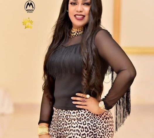 شاهد بالصور.. خبيرة تجميل سودانية شهيرة تثير ضجة اسفيرية واسعة بعد ظهورها في جلسة تصوير بأزياء مثيرة للجدل 1 309063818 3335174590141984 2657354027713173532 n