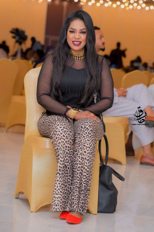 شاهد بالصور.. خبيرة تجميل سودانية شهيرة تثير ضجة اسفيرية واسعة بعد ظهورها في جلسة تصوير بأزياء مثيرة للجدل 2 309995162 5625287374198707 8237234444215130736 n