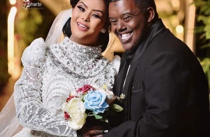 شاهد بالفيديو.. الفنان عبد الخالق الدولي يغني لعرسان الموسم (يونس وبخيتة) ويزفهم على أنغام أغنية (يا عديلة يا بيضاء) وسط فرحتهم ورقصاتهم الهادئة الجميلة 1 323021283 1312726292825437 402410736494636522 n