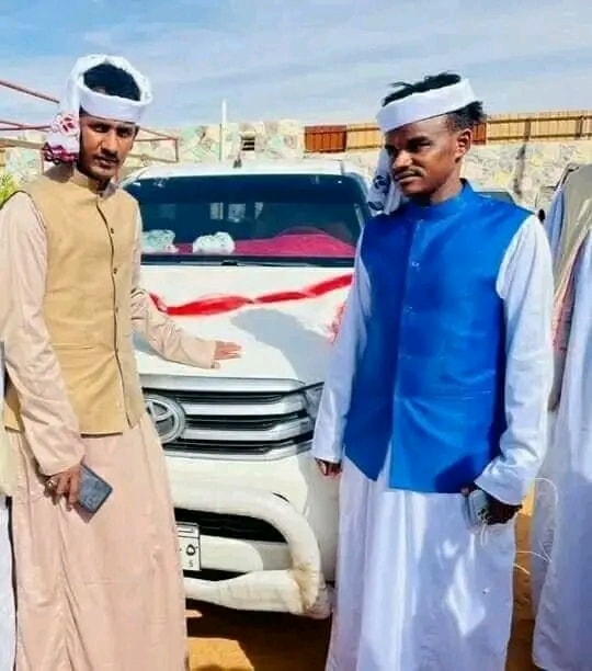 شاهد بالفيديو.. أحد أقارب التاجر الصغير الذي قام بإهداء الفنان ود الأشبة سيارة فارهة يفجرها داوية ويطالب الفنان بإعادتها: (السيارة تسببت في مشكلة كبيرة بين التاجر الصغير ووالده وبسببها تعرض للطرد من المنزل) 10 324668572 870278421063119 4979582314490713481 n