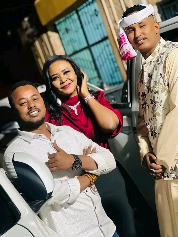 شاهد بالفيديو.. الآلاف من السودانيون يتجمعون في ساحة بالمملكة العربية السعودية لمتابعة حفل فنانة الربابة (ود دوبا) ويتمايلون ويرقصون على أنغام (ساكن جنبنا) 10 325211154 538136058261062 4713428721037162756 n