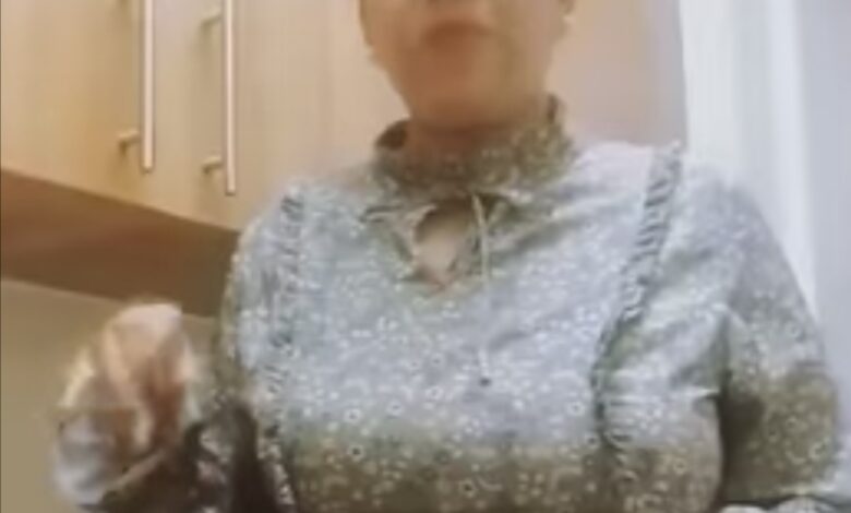 شاهد بالفيديو.. فتاة عشرينية تغازل رجل ستيني مقيم في أوروبا ليتزوجها (انت حق منو؟) وزوجته تكتشفها وترد عليها: (دا حق دار العجزة والمسنين يا حبيبتي ولو عاوزاهو الا تجي بالسمبك) 1 325218901 722991089541777 937630669345249188 n