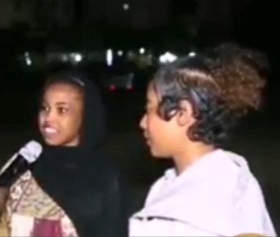 شاهد بالصورة والفيديو.. خلال إحدى البرامج المتابعة.. فتاة سودانية تثير غضب الأسافير باستخدامها لبعض الايحاءات والألفاظ "الشوارعية": لمن نشوف أولاد (صقارة) بنقيف في الباب كتير 10 326718460 563351899022150 1775928878056629904 n